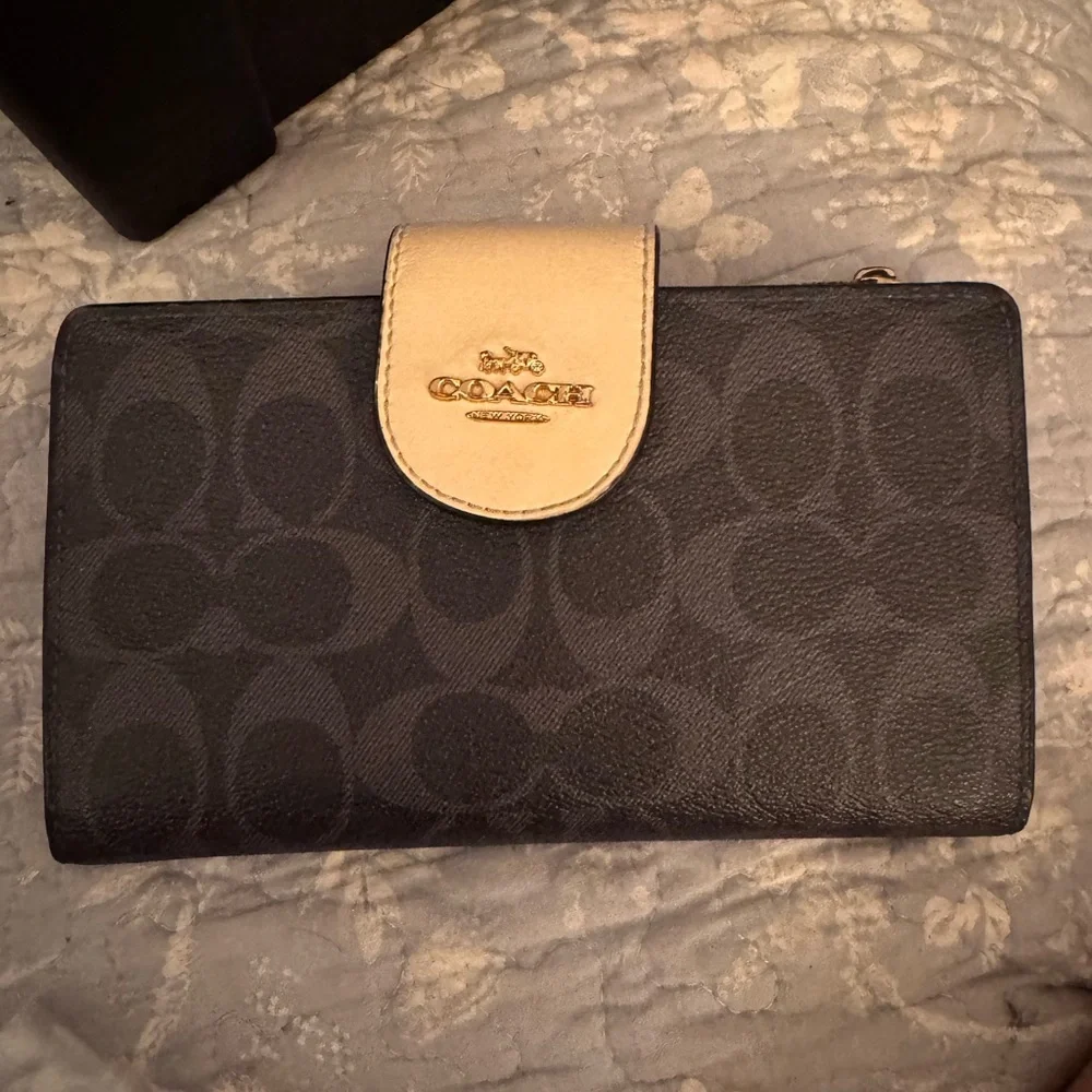 Coach Women's Wallet in Black and Tan - Picture 12 of 12